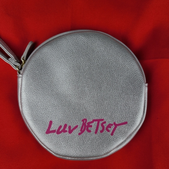 Luv Betsey by Betsey Johnson wristlet/wallet GUC - Picture 4 of 7